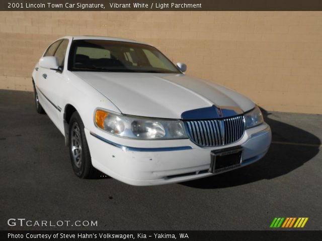 2001 Lincoln Town Car Signature in Vibrant White