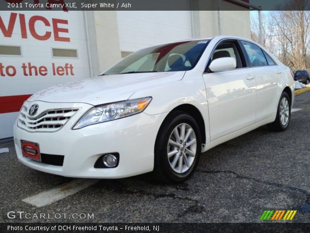 2011 Toyota Camry XLE in Super White