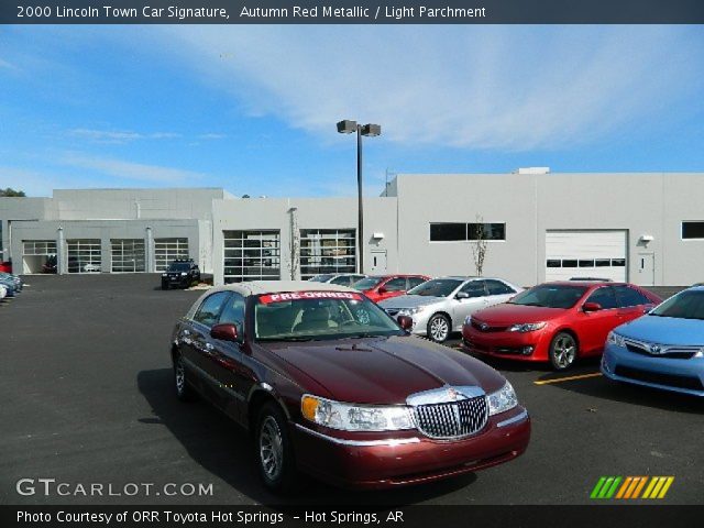 2000 Lincoln Town Car Signature in Autumn Red Metallic