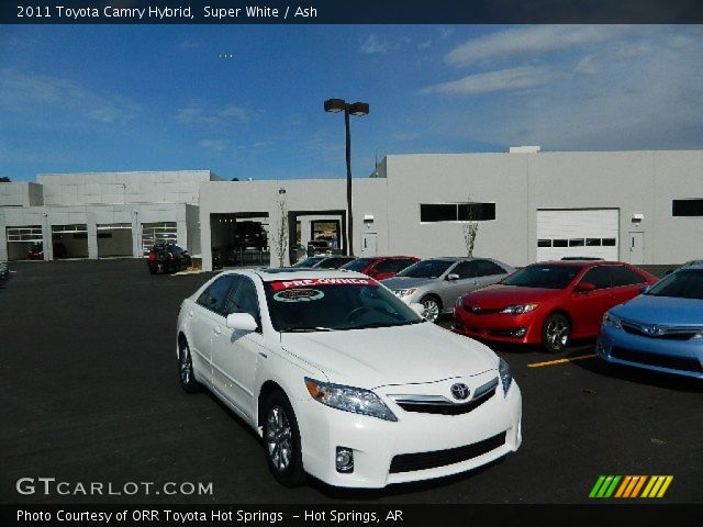 2011 Toyota Camry Hybrid in Super White