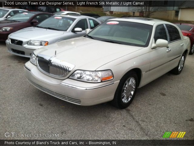 2006 Lincoln Town Car Designer Series in Light French Silk Metallic