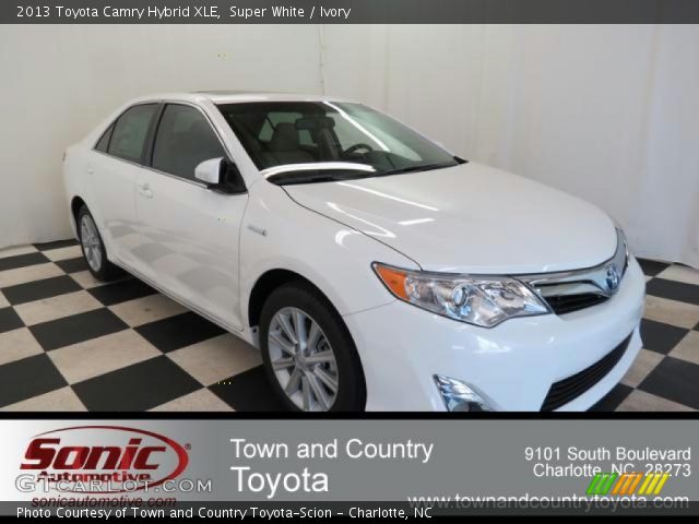 2013 Toyota Camry Hybrid XLE in Super White