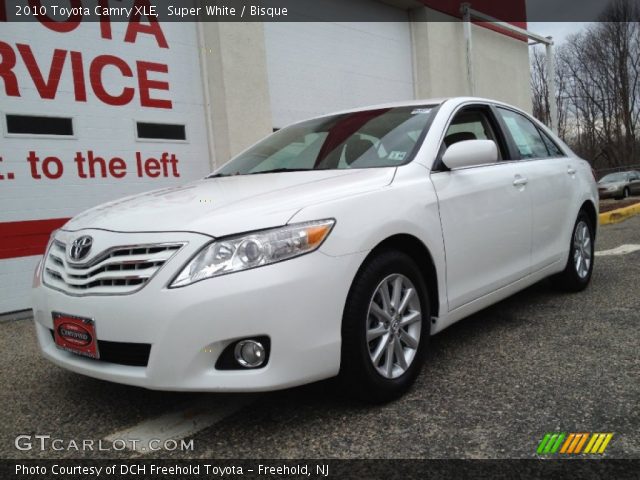 2010 Toyota Camry XLE in Super White