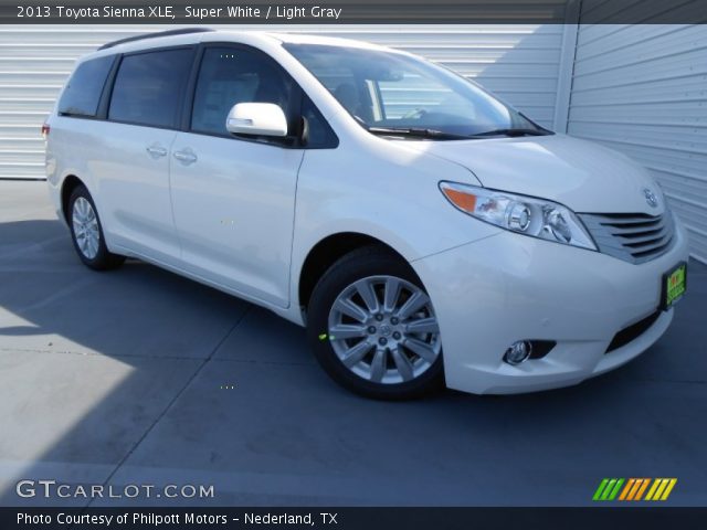 2013 Toyota Sienna XLE in Super White