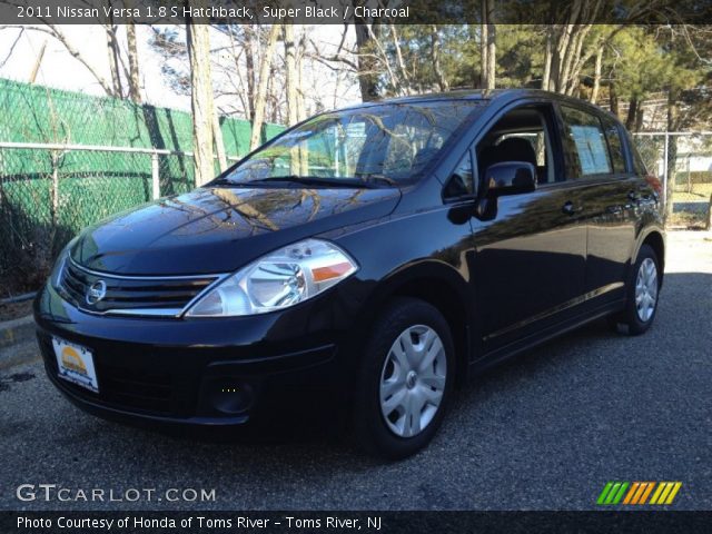 2011 Nissan versa hatchback black