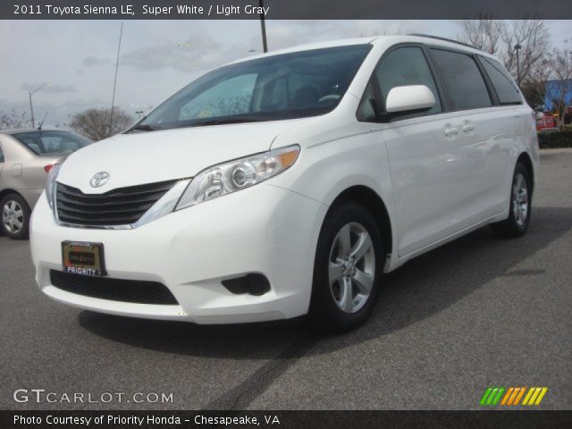 2011 Toyota Sienna LE in Super White