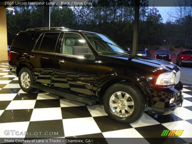 2006 Lincoln Navigator Luxury in Black