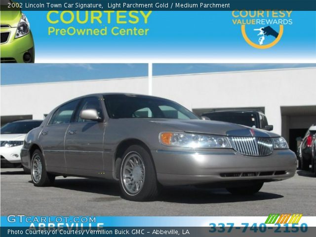 2002 Lincoln Town Car Signature in Light Parchment Gold