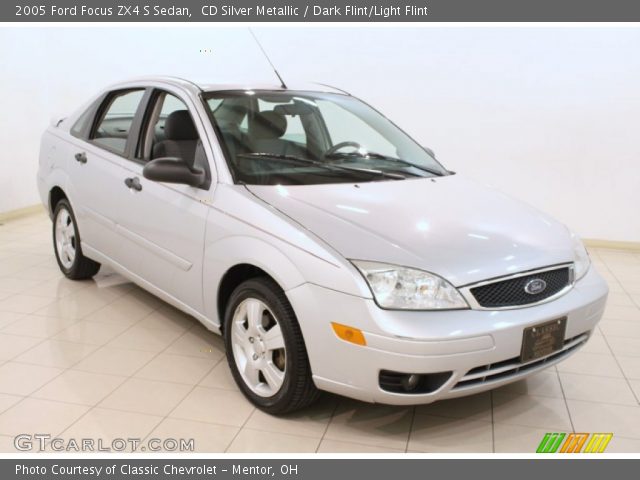 2005 Ford Focus ZX4 S Sedan in CD Silver Metallic