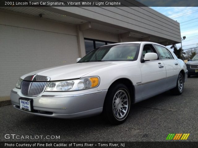 2001 Lincoln Town Car Signature in Vibrant White