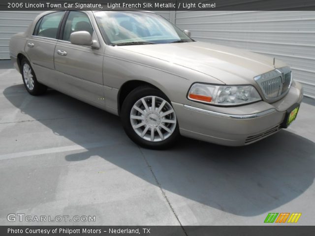 2006 Lincoln Town Car Signature in Light French Silk Metallic