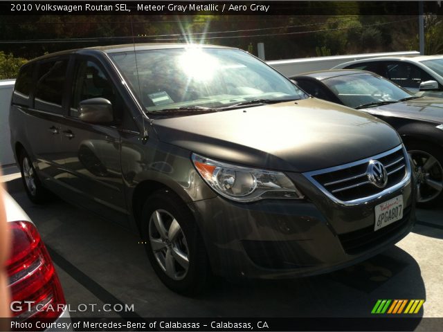 2010 Volkswagen Routan SEL in Meteor Gray Metallic