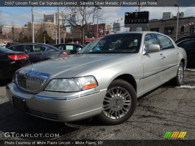 2007 Lincoln Town Car Signature Limited in Satellite Silver Metallic