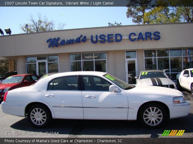 2007 Lincoln Town Car Signature in Vibrant White