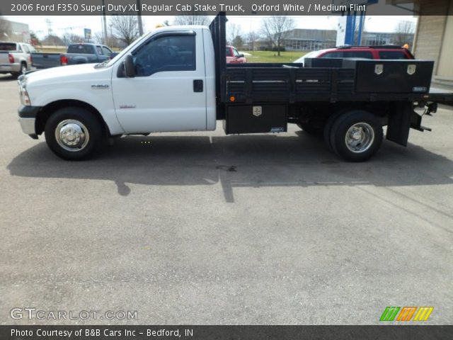 2006 Ford F350 Super Duty XL Regular Cab Stake Truck in Oxford White