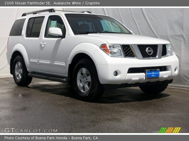 2006 Nissan Pathfinder SE in Avalanche White