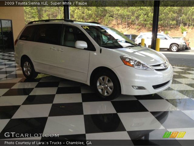 2009 Toyota Sienna XLE in Super White