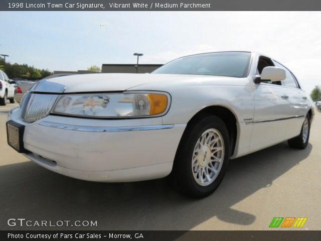 1998 Lincoln Town Car Signature in Vibrant White