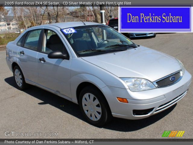 2005 Ford Focus ZX4 SE Sedan in CD Silver Metallic