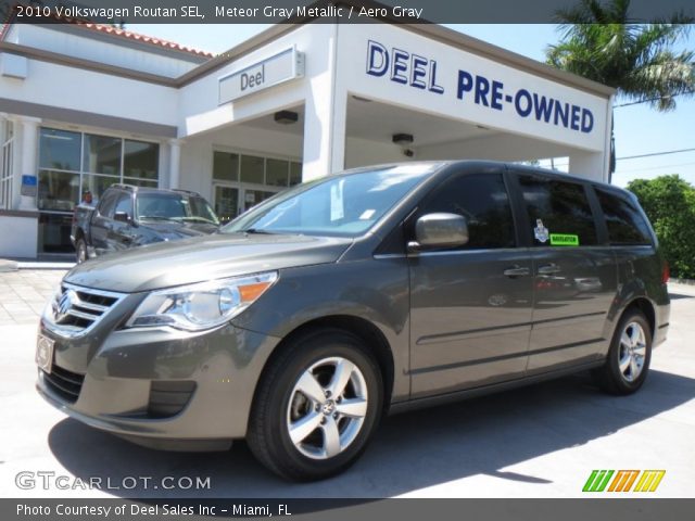 2010 Volkswagen Routan SEL in Meteor Gray Metallic