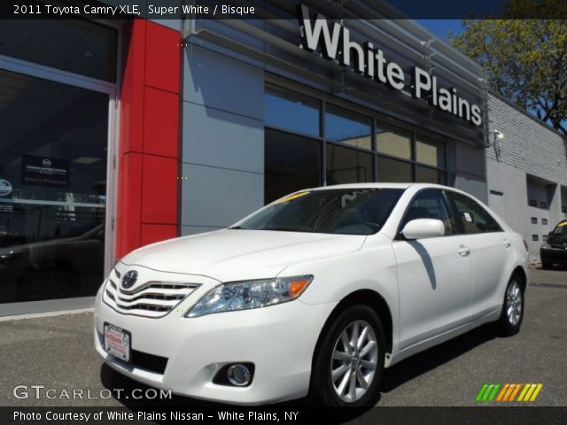 2011 Toyota Camry XLE in Super White