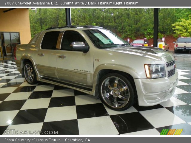 2007 Chevrolet Avalanche LTZ in Summit White