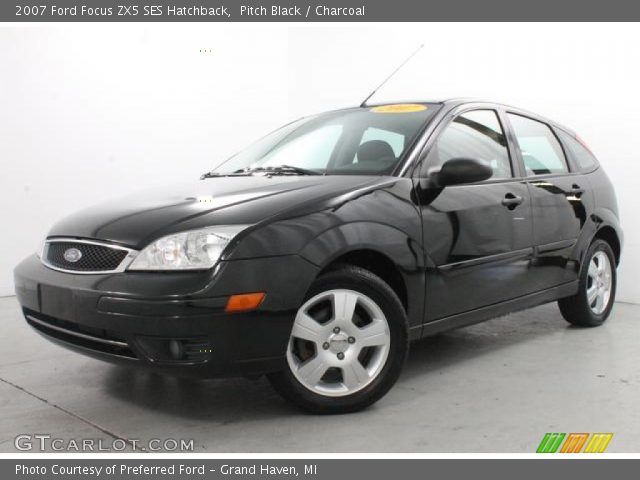 2007 Ford Focus ZX5 SES Hatchback in Pitch Black