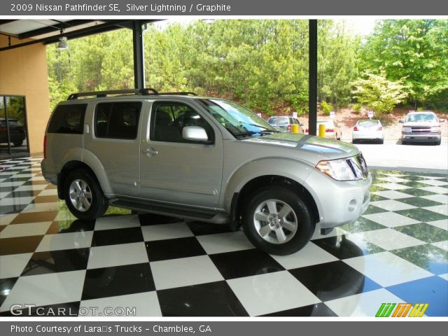 2009 Nissan Pathfinder SE in Silver Lightning