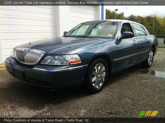 2005 Lincoln Town Car Signature Limited in Norsea Blue Metallic