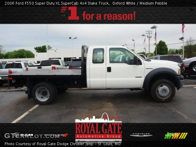 2006 Ford F550 Super Duty XL SuperCab 4x4 Stake Truck in Oxford White
