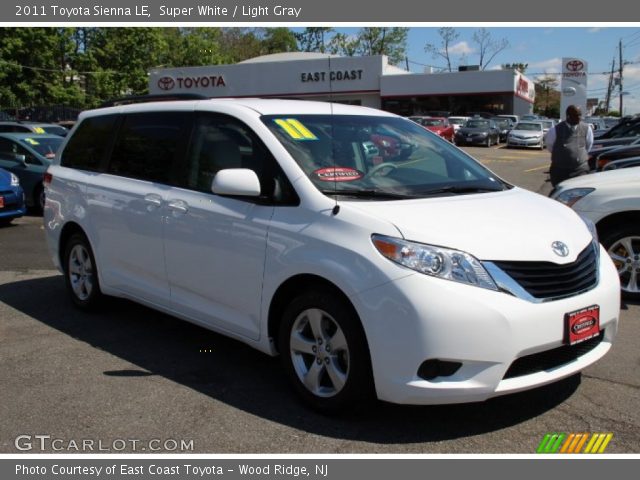 2011 Toyota Sienna LE in Super White