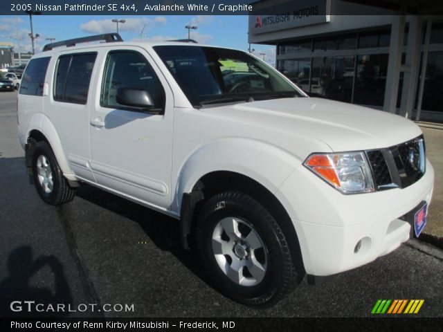 2005 Nissan Pathfinder SE 4x4 in Avalanche White