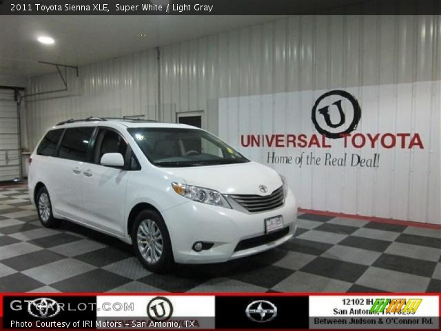 2011 Toyota Sienna XLE in Super White