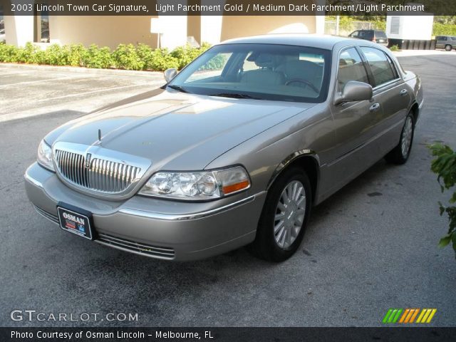 2003 Lincoln Town Car Signature in Light Parchment Gold