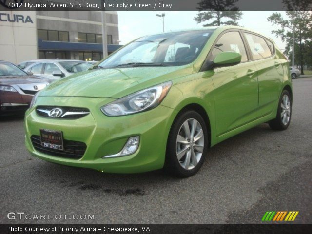 2012 Hyundai Accent SE 5 Door in Electrolyte Green