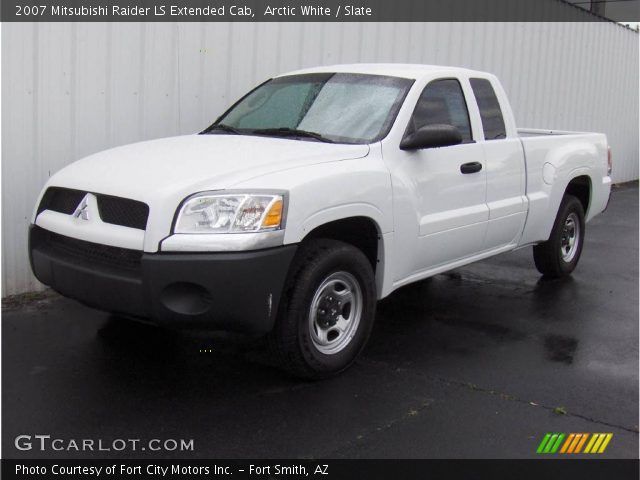 2007 Mitsubishi Raider LS Extended Cab in Arctic White