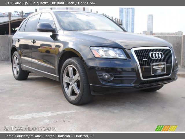 2010 Audi Q5 3.2 quattro in Brilliant Black
