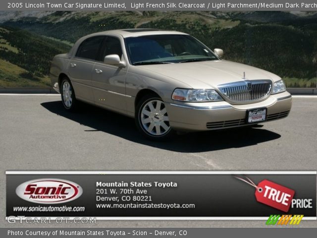 2005 Lincoln Town Car Signature Limited in Light French Silk Clearcoat