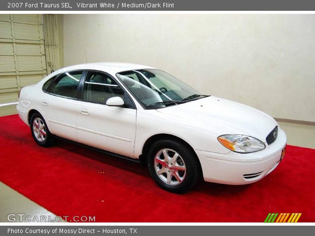 2007 Ford Taurus SEL in Vibrant White