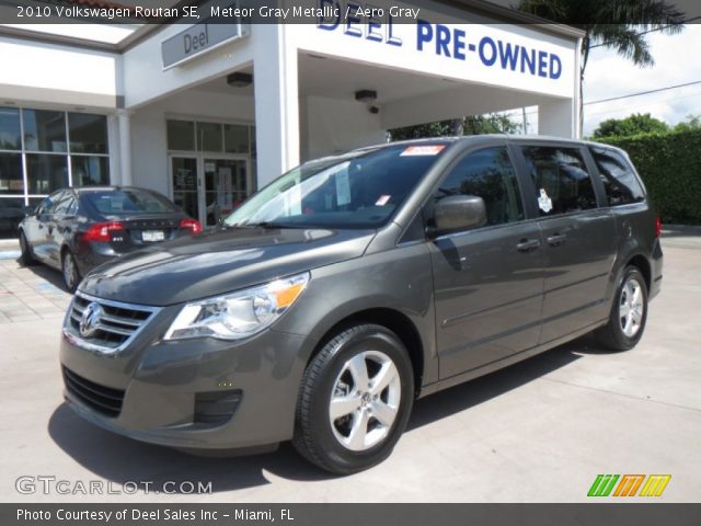 2010 Volkswagen Routan SE in Meteor Gray Metallic