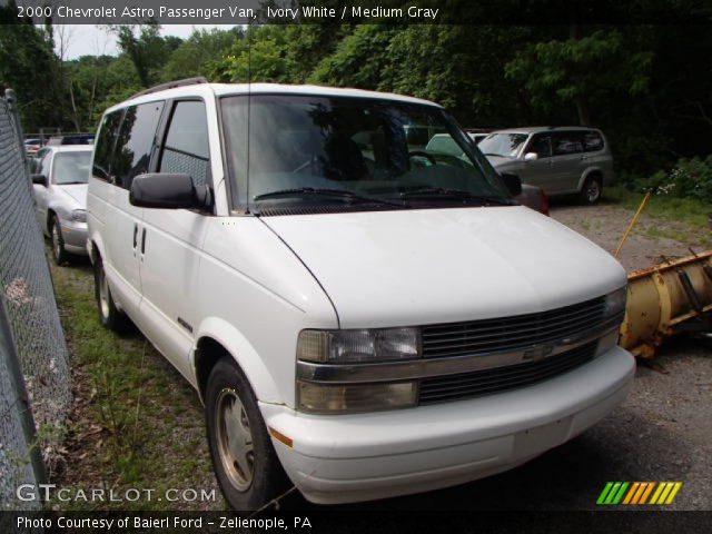 2000 Chevrolet Astro Passenger Van in Ivory White