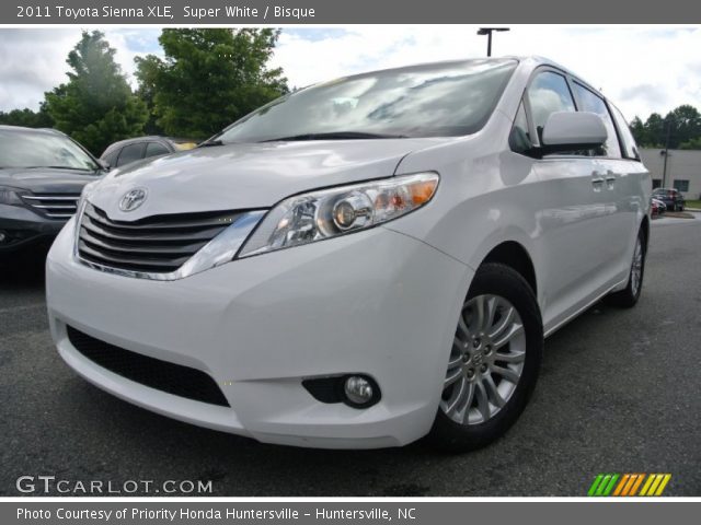 2011 Toyota Sienna XLE in Super White
