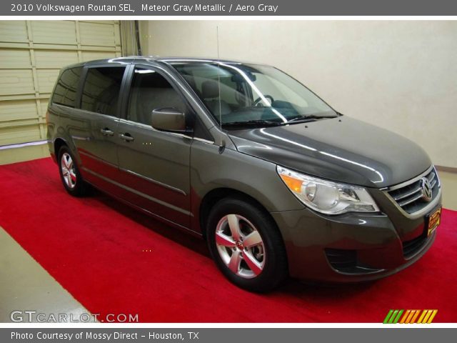 2010 Volkswagen Routan SEL in Meteor Gray Metallic