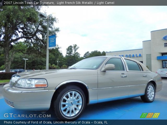 2007 Lincoln Town Car Signature in Light French Silk Metallic