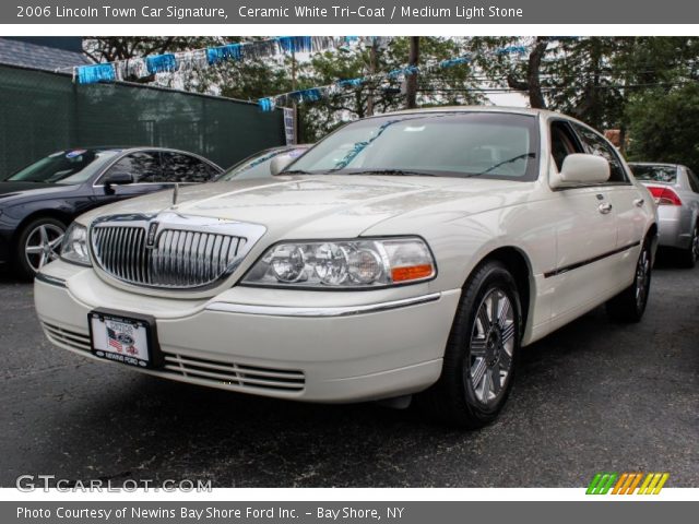 2006 Lincoln Town Car Signature in Ceramic White Tri-Coat