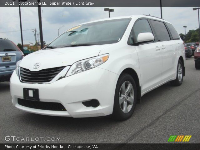2011 Toyota Sienna LE in Super White