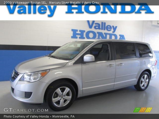 2009 Volkswagen Routan SEL in Mercury Sliver Metallic
