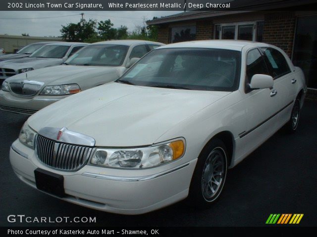 2002 Lincoln Town Car Signature in White Pearlescent Metallic