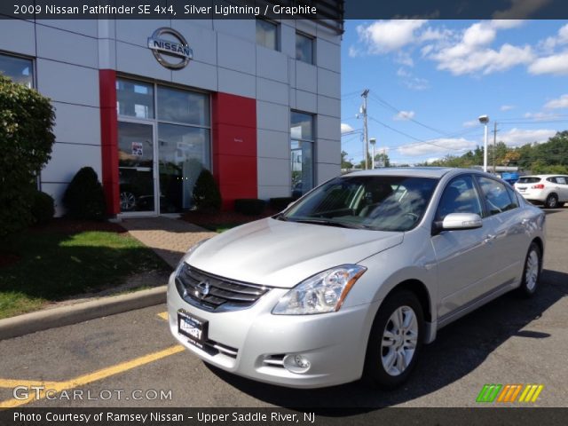 2009 Nissan Pathfinder SE 4x4 in Silver Lightning