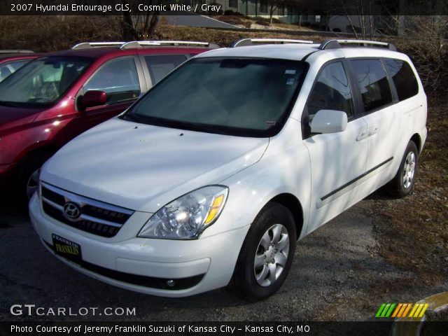 2007 Hyundai Entourage GLS in Cosmic White